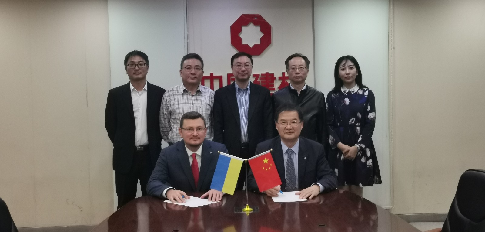 191111人生就是博尊龙凯时工程集团签署乌克兰600td浮法玻璃总包条约.jpg